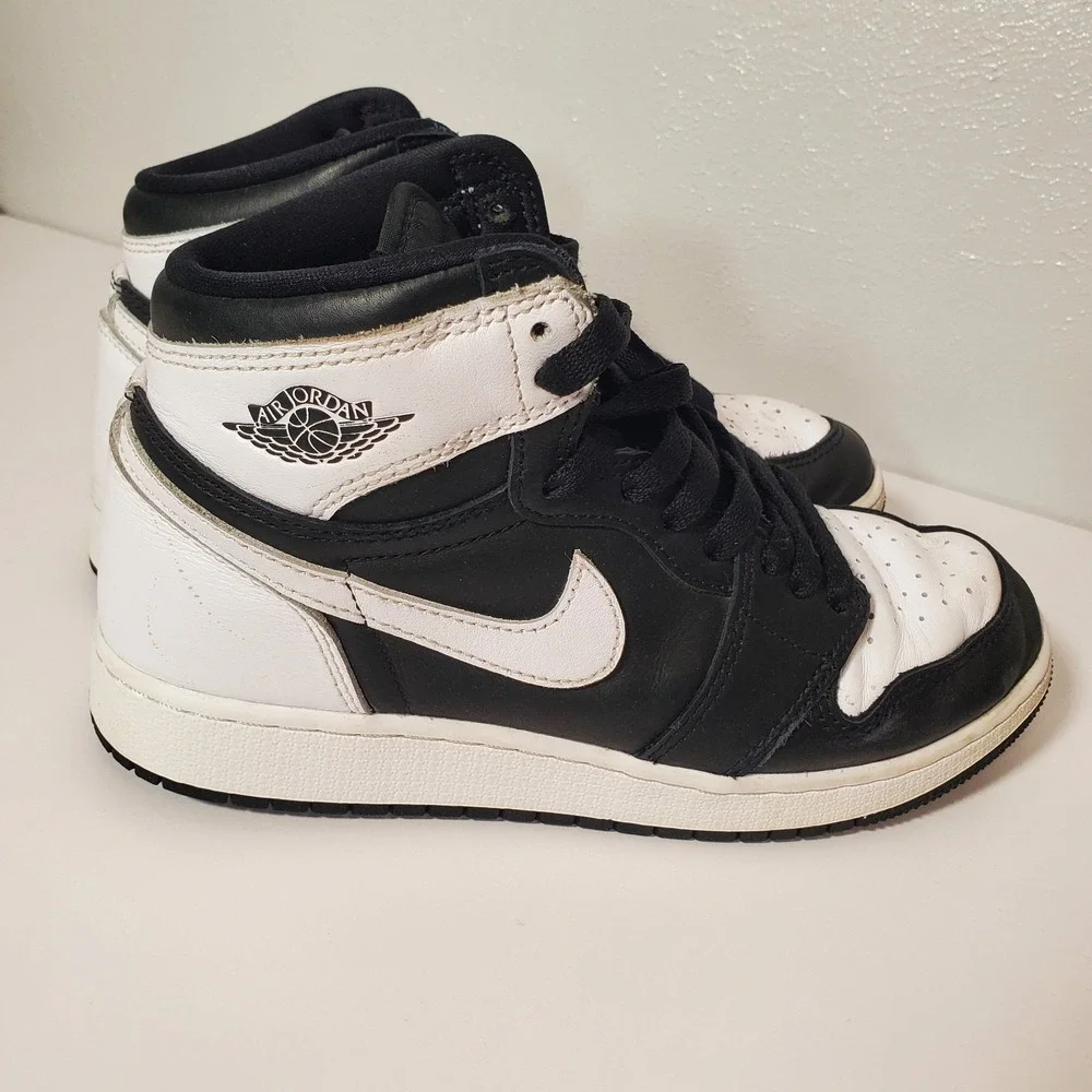 Nike Air Jordan 1 Mid Black White FD1437-010 Size 5.5Y Youth–Classic Retro Style